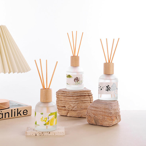 Wholesale Home Decor Natural Rose Oil Aroma Reed Diffuser with Rattan Sticks Long Lasting Air Freshener Scented Glass Bottles